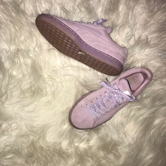 💜 Suede Lavender Pumas 💜 - Picture 3 of 7
